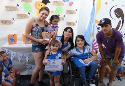 Estefanía junto a una alumna del jardín y su familia