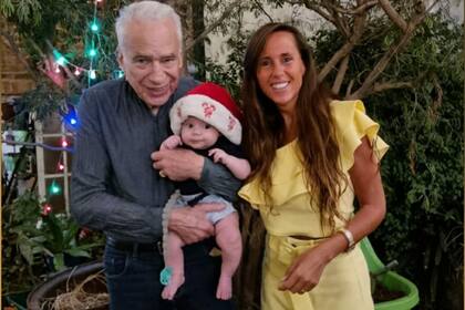 Estefanía Pasquini y Alberto Cormillot el año pasado, durante la primera Navidad de Emilio