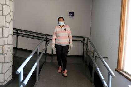 Estefanía Quiroz se trasladó a pie durante 21 horas por la ruta 40, y fue detenida dos veces por la policía por romper la cuarentena