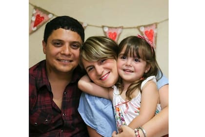 Estefanía Reca y Roberto Castro junto a Paloma (4), su única niña, diagnosticada con Fibrosis Quística a los cinco meses