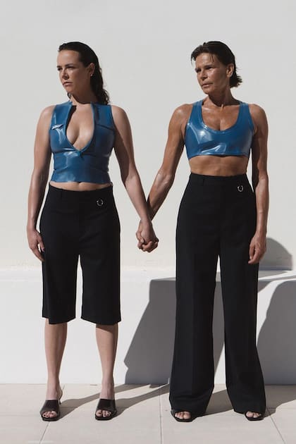 Estefanía y su hija diseñadora con looks de pantalón y top metalizado.