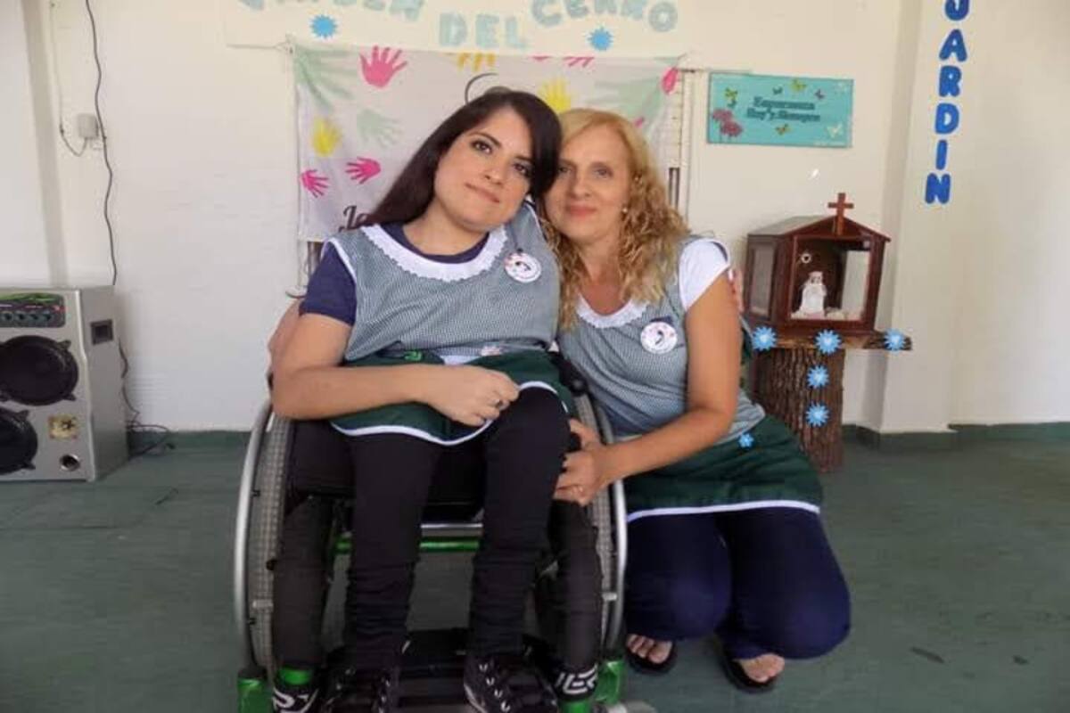 Estefanía y su mamá Favia con quien creó el jardín