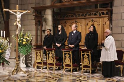 Estefenía, Charlene, Alberto y Carolina escuchan al arzobispo Bernard Barsi, quien recordó al príncipe Raniero con afectuosas palabras.