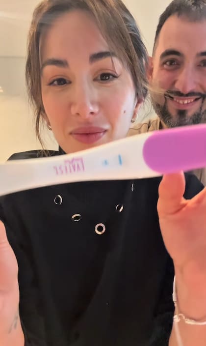 Estefi Berardi junto a su pareja y el test de embarazo positivo (Foto: Captura Instagram/@estefaniaberardi)