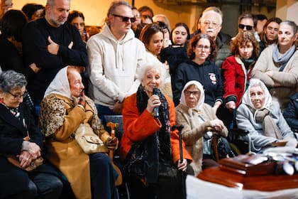 Estela de Carlotto, al hablar en el velatorio de Taty Almeida