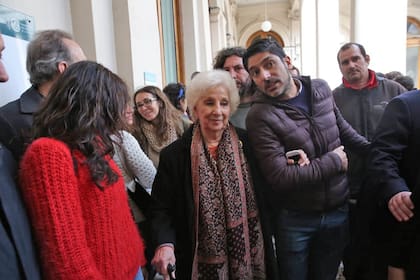 Estela de Carlotto al llegar al entierro de Chicha Mariani, la fundadora de Abuelas de Plaza de Mayo