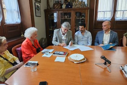 Estela de Carlotto, Daniel Filmus y Fernando Schapachnik en la firma del acuerdo para hacer una convocatoria pública para crear una herramienta que digitalice el archivo de Abuelas de Plaza de Mayo
