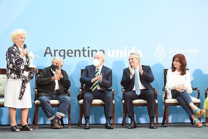 Estela de Carlotto habla durante los premios Azucena Villaflor