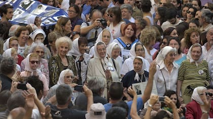 Estela de Carlotto junto a otras abuelas de desaparecidos y militantes de derechos humanos