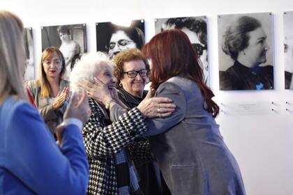 Estela de Carlotto saluda a Cristina Kirchner, en el Instituto Patria