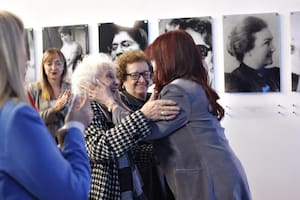 Estela de Carlotto saluda a Cristina Kirchner, en el Instituto Patria