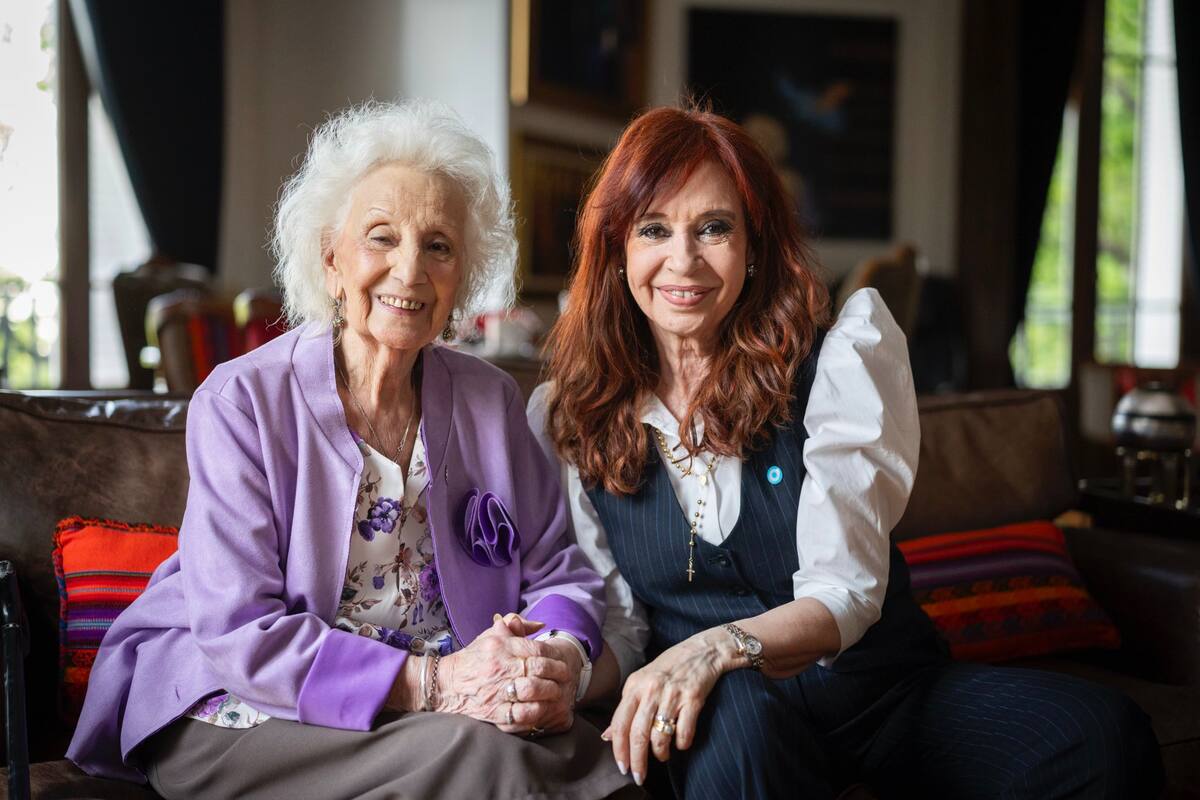 Estela de Carlotto y Cristina Kirchner en la casa donde la expresidenta cumple prisión domiciliaria