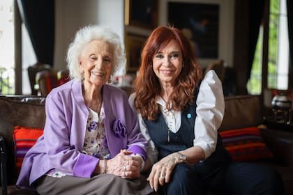 Estela de Carlotto y Cristina Kirchner en la casa donde la expresidenta cumple prisión domiciliaria