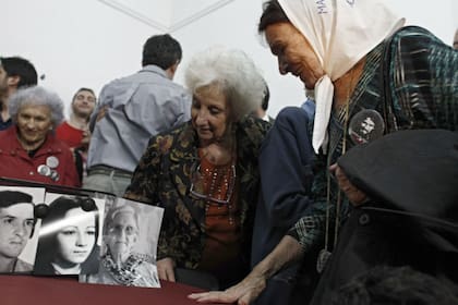 Estela de Carlotto y Taty Almeida, ayer en la sede de Abuelas de Plaza de Mayo, cuando dieron a conocer la restitución del nieto 115°