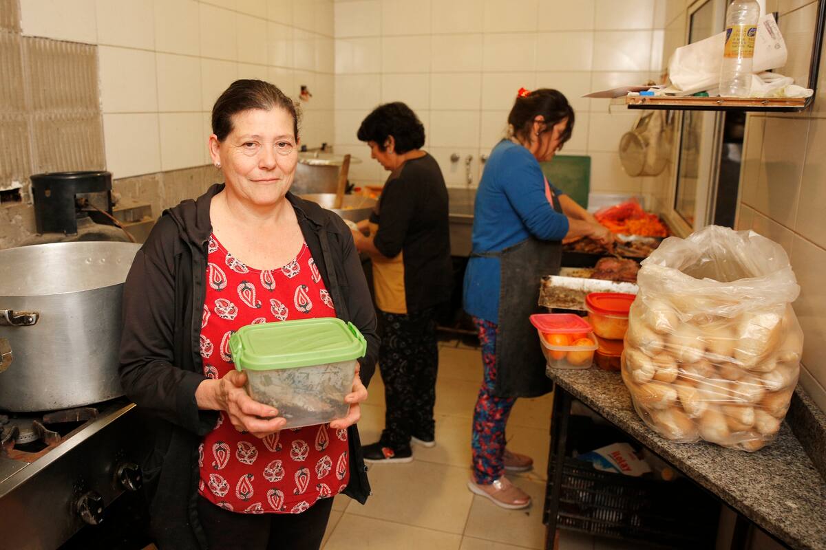 Estela Gauto en la cocina de Corazón humilde, la asociación civil que fundó en la villa 21-24 de Barracas. Crédito: Hernán Zenteno.