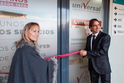 Estela Jonneret, socia gerente de Remises Universal y  Mariano Boniface, director de la empresa en el corte de cintas de una nueva sucursal.
