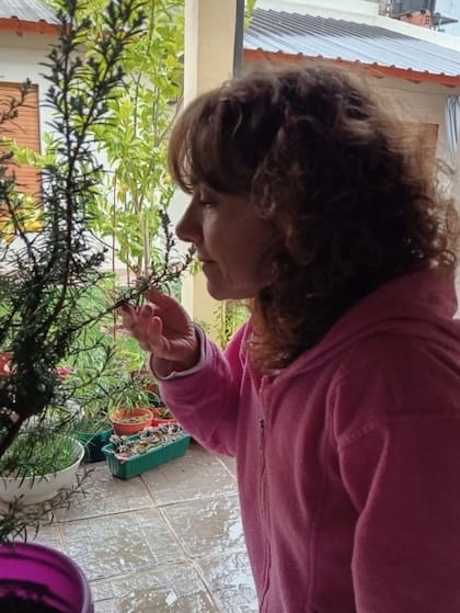 Estela Romera realiza a diario ejercicios de rehabilitación olfativa con distintas esencias, una de las terapias más utilizadas tras la pérdida del olfato