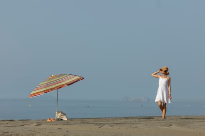 Estepona crece a orillas del mar y desde sus playas se puede ver la silueta de Gibraltar recortada sobre un agua siempre azul