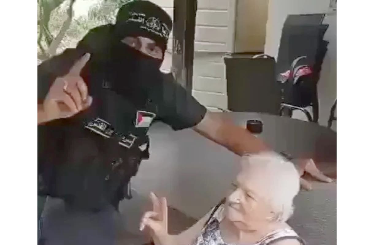 Ester Cunio con un terrorista de Hamas el día del ataque a Israel