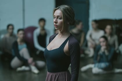 Ester Expósito compone a Marfil Cortés, una joven bailarina de 20 años, hija de un poderoso empresario español, que vive tranquilamente en Nueva York hasta que es secuestrada y liberada sin explicación