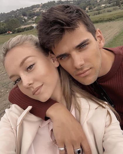Ester Expósito y Álvaro Rico se conocieron en el set de Élite y su romane en pantalla traspasó la ficción y se volvió real. Terminaron su relación a mediados de 2019