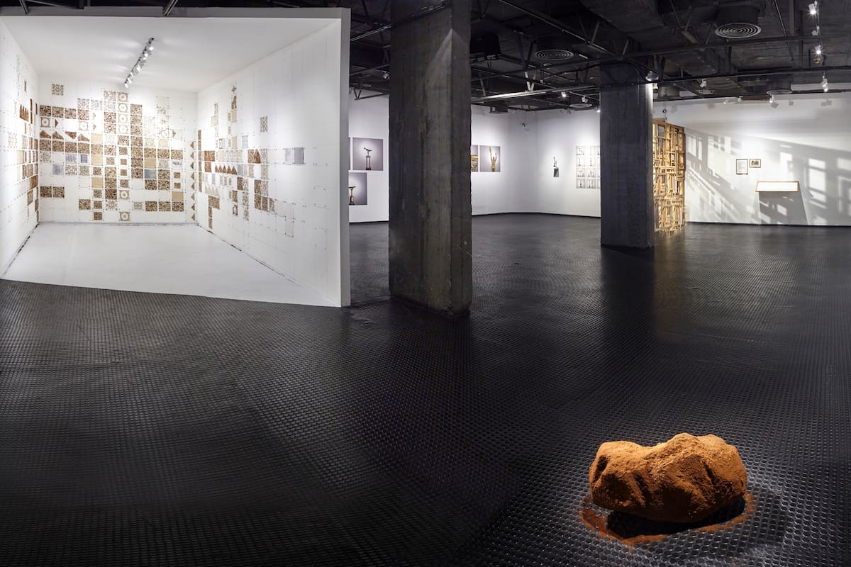 Ester Nazarian, Negro como la piedra negra,
2014 / 2017