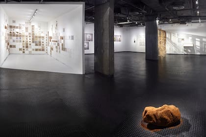 Ester Nazarian, Negro como la piedra negra,
2014 / 2017