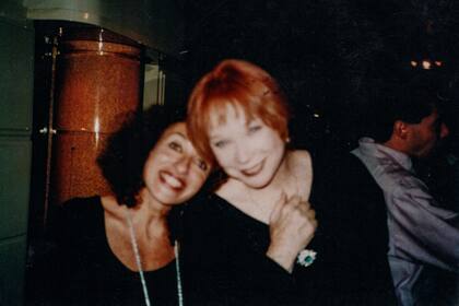 Ester Ventura con Shirley MacLaine: cada una se quedó con un arete de cada juego