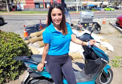 Ester Villalobos cruza a diario la frontera con su moto. Creó el grupo de Whatsapp "Línea" para comunicar a diario cuán congestionado está el paso