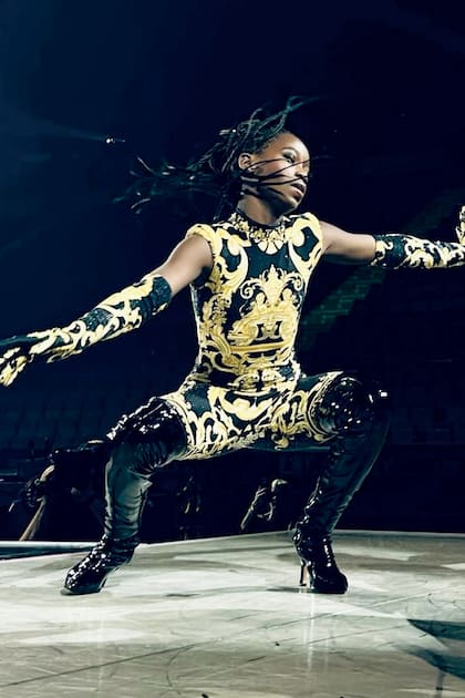 Estere, la hija de Madonna, llevó sobre el escenario un diseño de Versace.