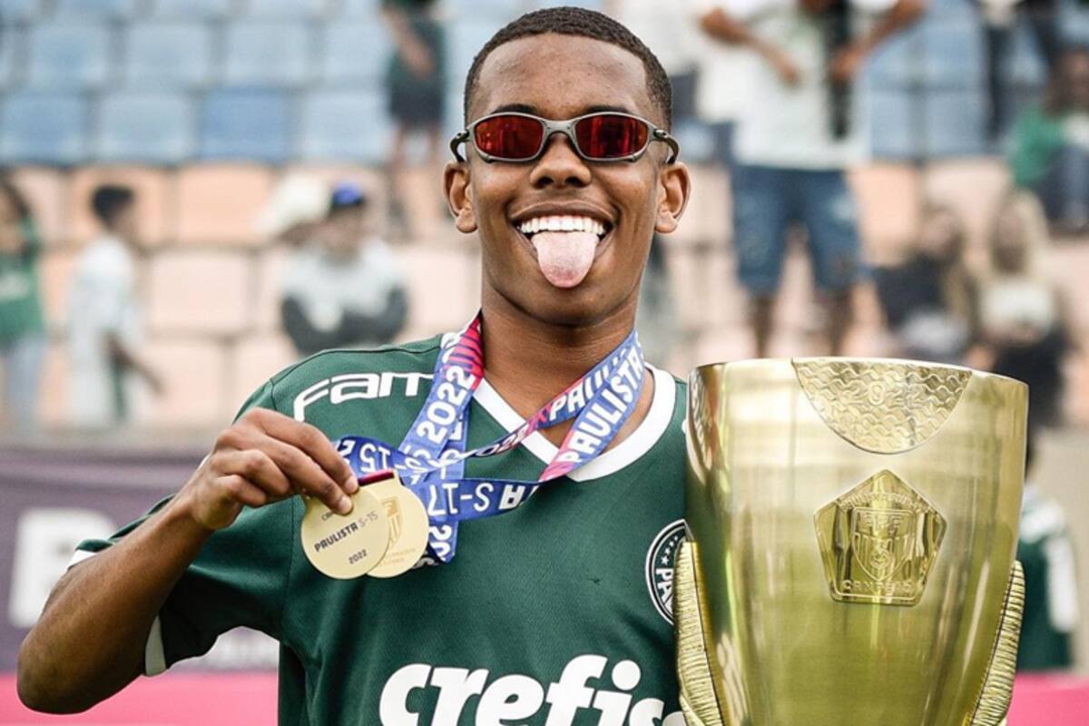 Estêvão Willian exhibe orgulloso el trofeo del Brasileirão sub-17 conseguido en 2022, el último de los títulos que le faltaban en dicha categoría