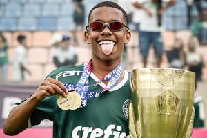 Estêvão Willian exhibe orgulloso el trofeo del Brasileirão sub-17 conseguido en 2022, el último de los títulos que le faltaban en dicha categoría