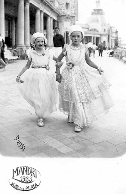 Esther Pons de Ruiz Barlett y Zulema retratadas por Mandri en el carnaval de1933.