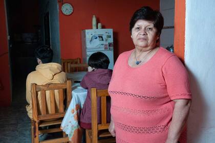 Esther Robledo junto a sus nietos, Valentín y Lara, en su casa de Quilmes