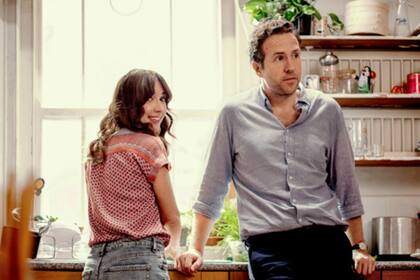 Esther Smith y Rafe Spall en Trying, primera producción británica para Apple TV