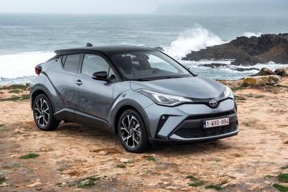 Estilo. Silueta con caída rápida del techo hacia la cola y puertas traseras disimuladas