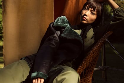 Estilos, materiales, combinaciones, prendas, colores y accesorios para adelantarse al frío. Una selección en la que vale la pena invertir, como esta motoquera oversize diponible en dressit.com