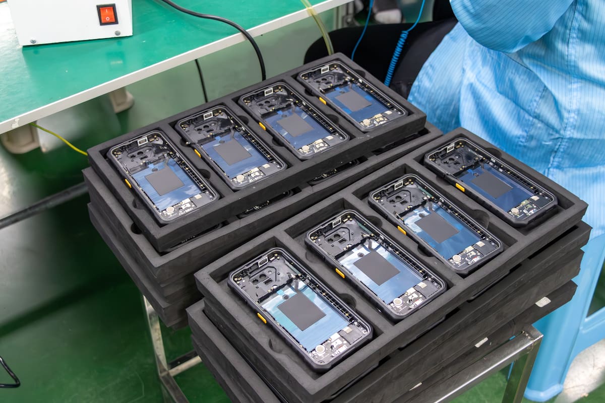 Estiman que la venta de celulares en la Argentina sumará unos 4,5 millones de unidades producidas en Tierra del Fuego, con 1 o 1,5 millones del mercado gris