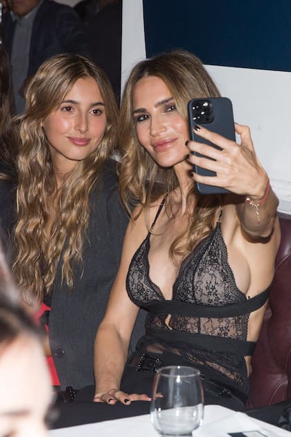 “Esto es algo con lo que soñaba Adolfito. En lo personal, me gusta que
Poroto se vaya afianzando en lo que le apasiona, y que jueguen juntos
es resultado de eso”, le dijo a ¡HOLA! María, tras un "momento selfie" con Mia.