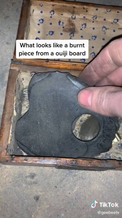 Esto es “algo que parece una pieza quemada de una tabla ouija”, explicó el tiktoker (Foto: Captura de video)
