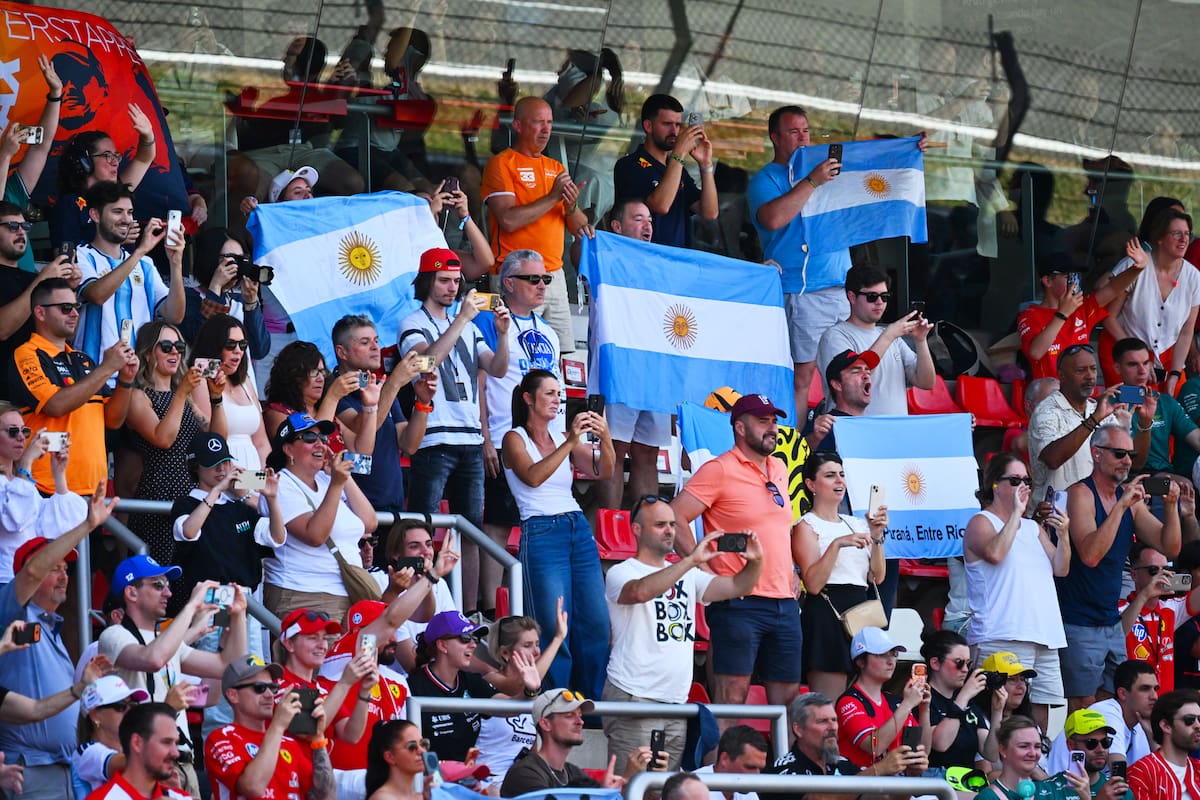 Esto es en Montmeló, pero se puede verlo en cualquier autódromo de América y de Europa donde hay Fórmula 1 desde que participa Franco Colapinto; el piloto de Pilar tiene una de las hinchadas presenciales numerosas en las carreras de Occidente.
