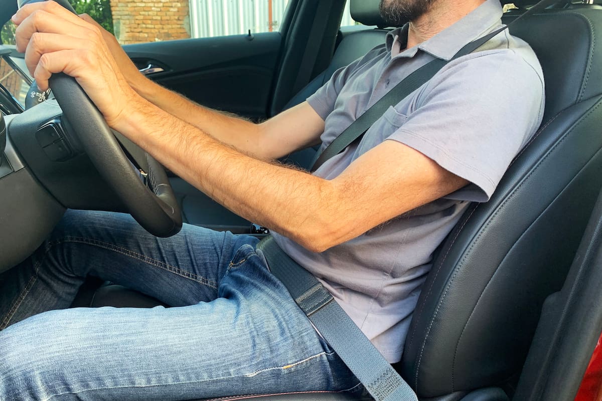 Esto es lo que nunca hay que hacer al arrancar el auto, según un especialista