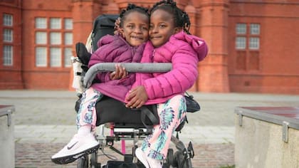 "Esto es lo que quería, que tuvieran una vida normal", dice el padre de Marieme y Ndeye.