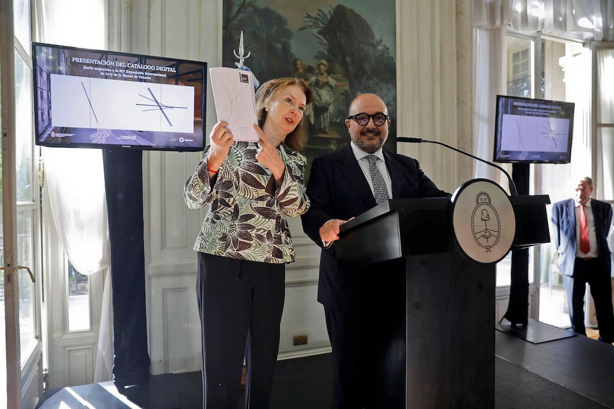 “Esto es muy oneroso y los recursos son escasos, pero honramos los compromisos asumidos, dijo Mondino al presentar el catálogo en el Palacio San Martín, junto al ministro de Cultura de Italia