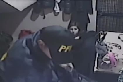 “¿Esto es un asalto?”: simularon un allanamiento vestidos de policías federales y robaron en una joyería