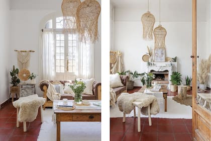 Estos ambientes no son fáciles de calefaccionar, pero el hogar cumple su función en los meses fríos. Sobre el hogar, cuadro (Mirar Deco). Lámparas colgantes (Compañía Nativa). Portamacetas (Aires de Mar Deco). Almohadón redondo (Mi Malenka). Manta y almohadones (La Importadora).