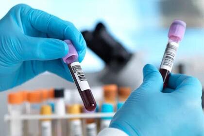 Estos análisis de sangre miden las “señales” del cáncer, que son sustancias biológicas que va liberando la enfermedad, como fragmentos de ADN tumoral