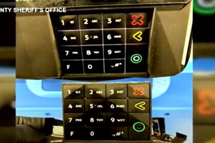 Estos artefactos se camuflan y simulan formar parte del lector original (WSET-TV)
