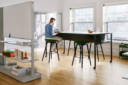 Estos escritorios livianos y móviles pueden servir para armar agrupaciones laborales tanto individuales como grupales