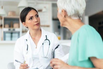 Estos son los criterios de elegibilidad que permitirían a los médicos extranjeros obtener la green card para trabajar en Florida, EE.UU.